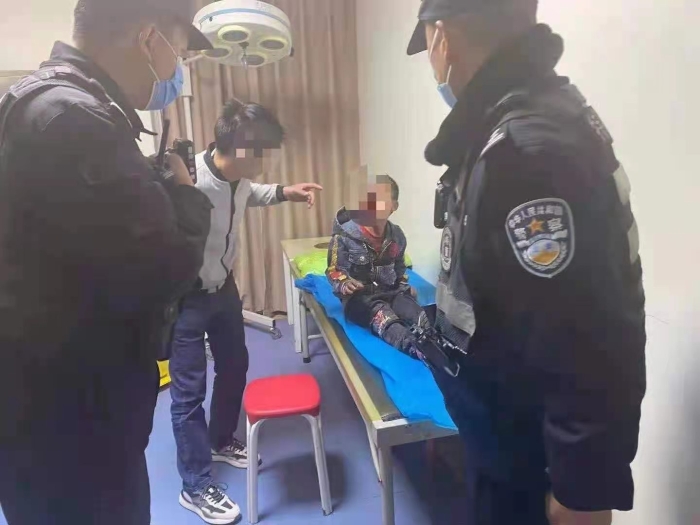 除夕夜男孩眼睛被鞭炮炸伤 昆明特警紧急护送就医
