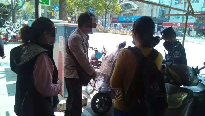 电动车车主闹“乌龙”错锁他人车辆 昆明特警帮忙解忧