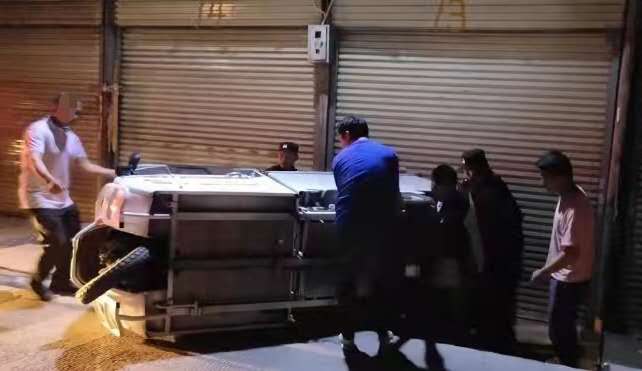 三轮货车侧翻女子被压 昆明特警紧急救助