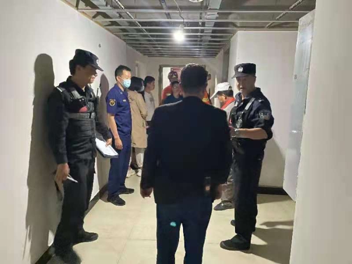 电梯故障人员被困 昆明特警消防合力救援