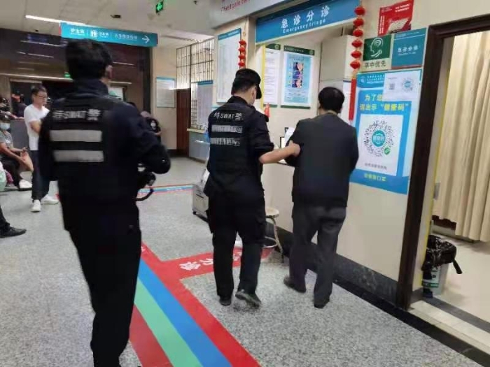 男子突发疾病 昆明特警火速送医