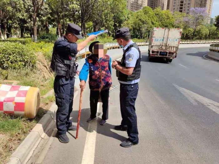 78岁老人走失 昆明特警暖心护送回家