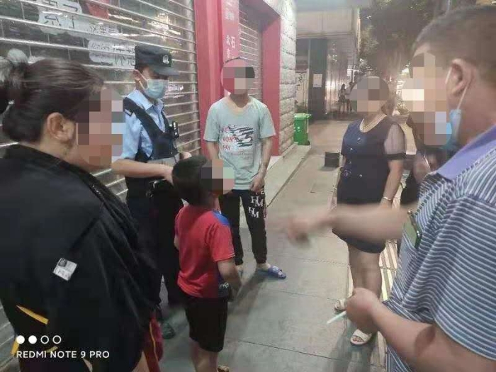 两男童贪玩迷路 昆明特警护送平安归家