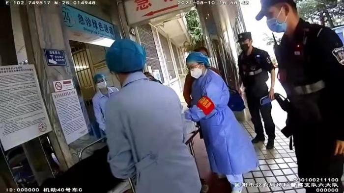 昆明特警紧急救助因外伤生命危急老人