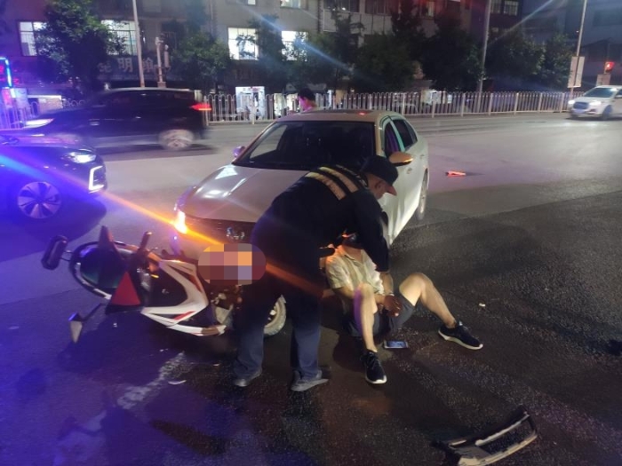 路遇突发事故 昆明特警及时救助