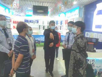 昆明市市场监督管理局副局长张建华带队对火车南站“放心消费在昆明创建工作”进行检查指导