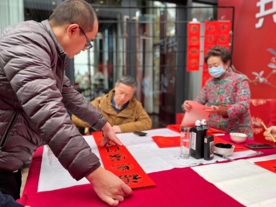 光大银行昆明分行开展“墨笔书春，迎新送福”书法迎新春活动