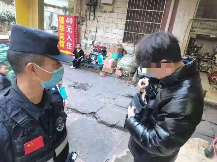 贵重提包不慎遗失 昆明特警帮助物归原主