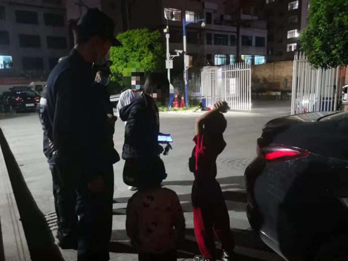 六岁哥哥带三岁弟弟外出玩耍不慎走失 昆明特警及时送回