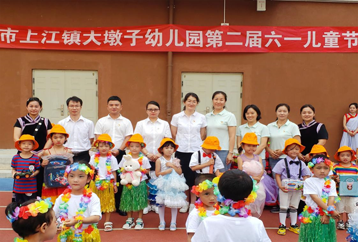 中国人寿怒江分公司组织开展“党旗飘飘印红心 成长路上爱相助”系列活动