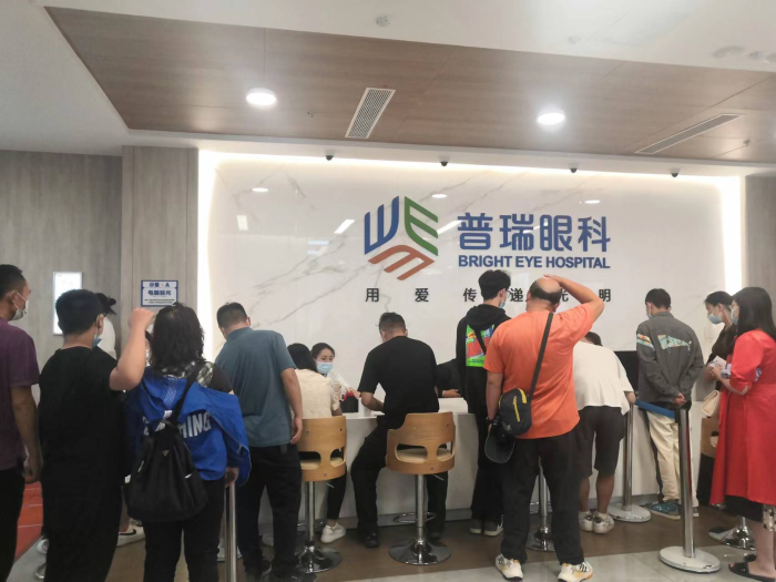 普瑞722图片1 暑期近视学子聚集眼科医院摘镜 专家提醒近视手术后爱眼护眼很关键
