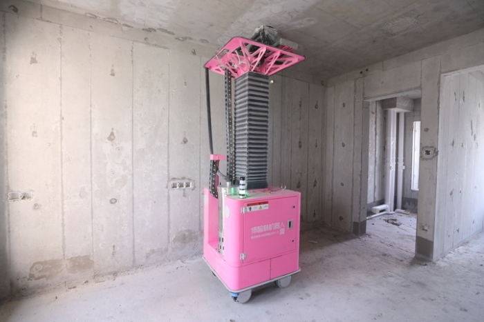 混凝土天花打磨机器人正在作业 资讯频道