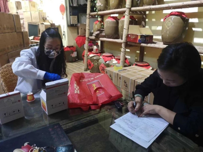 市场监管局高新分局落实“三个严查” 加强散装白酒质量安全监管