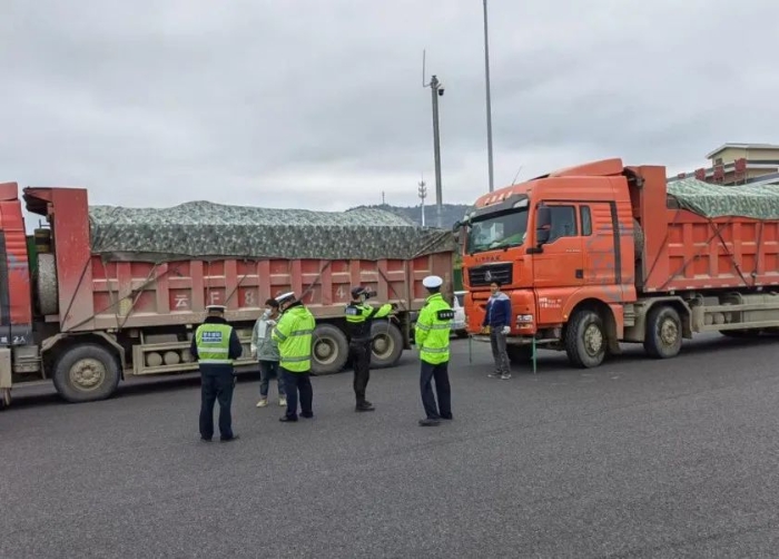 昆明高新区联合整治货车超载超限 筑牢交通安全防线