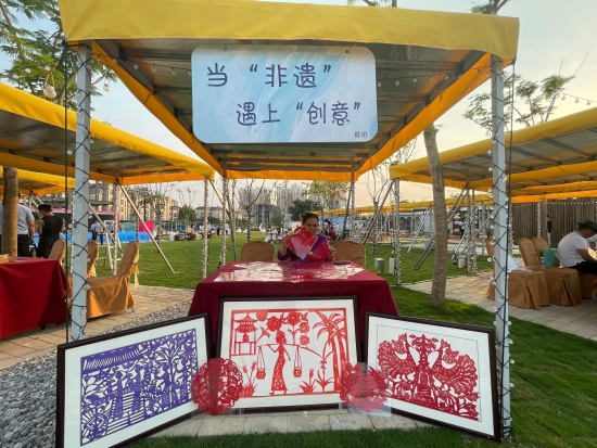 18瑞丽团市委邀请“非遗”传承人现场展示傣族剪纸 资讯频道