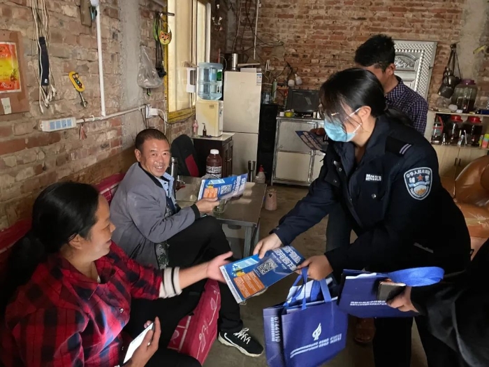 640 高新公安分局刑侦大队深入马金铺街道中卫社区开展普法入户宣传工作