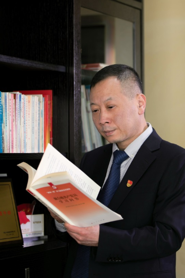 图片1 廿载风华丨凝心聚力谋发展 搏击市场谱新篇——记中国人寿寿险陕西省西安分公司彭波