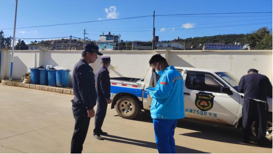 640 昆明高新区综合行政执法大队对园区内各加油站垃圾分类情况进行检查指导