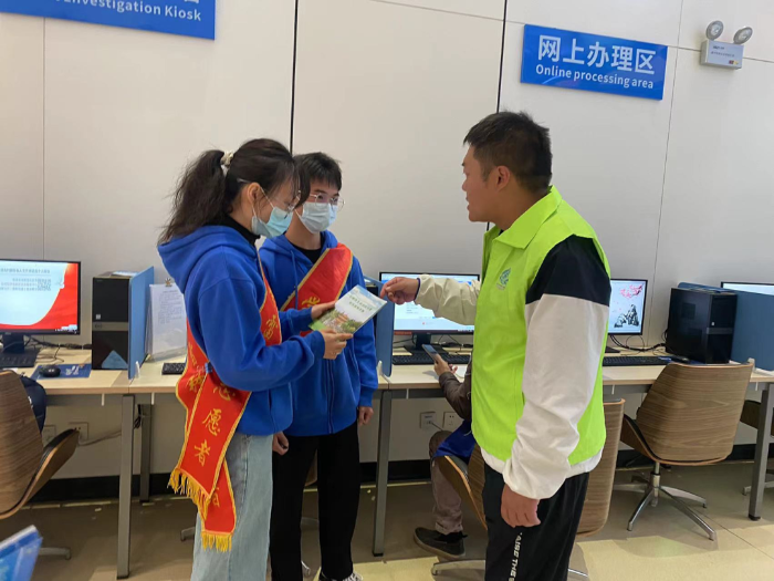 昆明高新区垃圾分类宣传“进窗口”