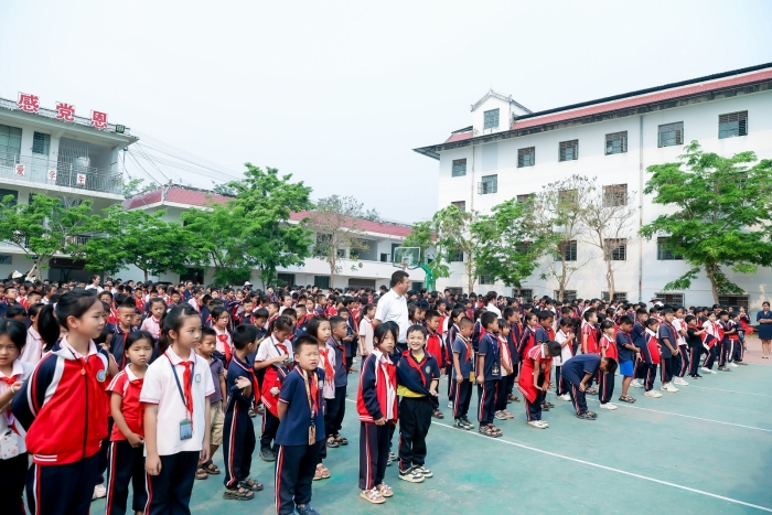 "昆磨同行 情暖童心"团市委联合爱心团队到磨憨中心_