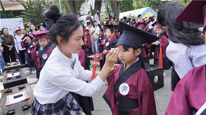 开笔启智·礼润人生 艾尔西幼儿园开笔礼活动在昆明文庙举行