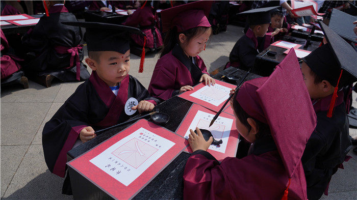开笔启智·礼润人生 艾尔西幼儿园开笔礼活动在昆明文庙举行