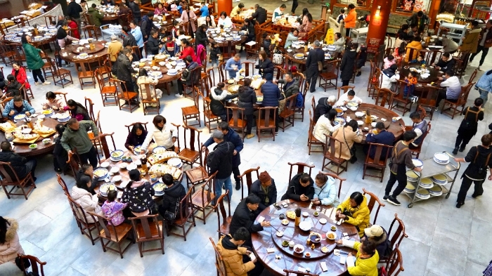 春节期间游客到蒙自吃过桥米线 资讯频道