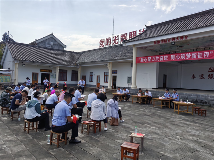 党建融合，金融知识小课堂进民族村寨