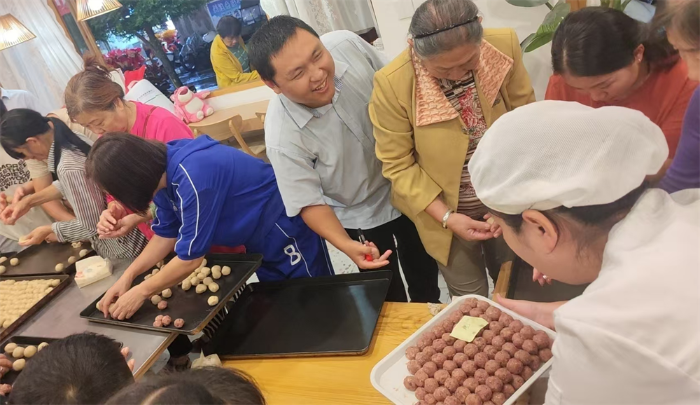 邮储银行宁洱县宁洱镇支行开展“中秋月，夕阳红”助老活动