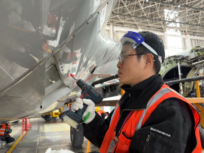 守护银翼的“空中匠人”——记东航技术云南分公司大修部青年机务伍腾宇