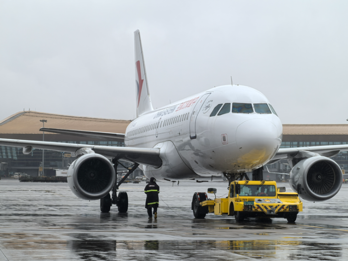 风雨酷暑中的“十分”守护东航技术云南分公司打响暑运保障攻坚战