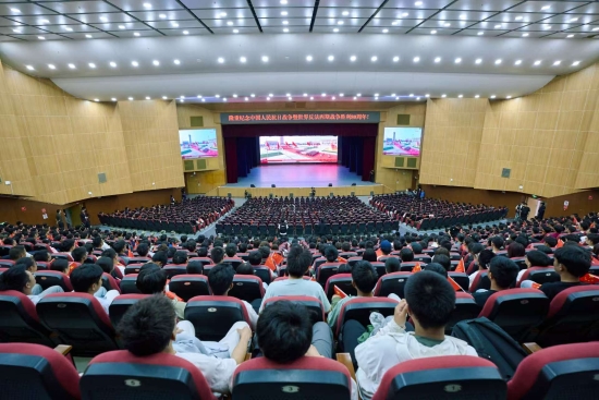 1.昆明理工大学在呈贡校区红土会堂组织师生集中观看纪念中国人民抗日战争暨世界反法西斯战争胜利80周年大会 资讯频道