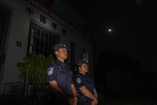 9月25日，中秋夜，河口边检站坝洒分站民警在云南坝洒通道执勤