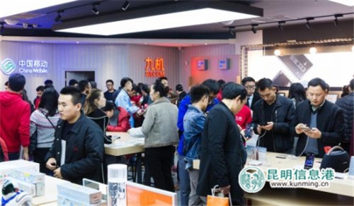 市民在九机网门店选购手机 市民在九机网门店选购手机
