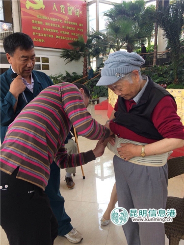 周林频谱科技有限公司向东川区贫困户送出3万多元保健产品 (1)