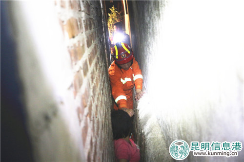 女童被卡墙缝 女童被卡墙缝