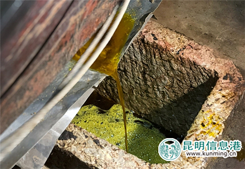 绞盘放石头挤压油饼,榨出香油。 绞盘放石头挤压油饼,榨出香油。