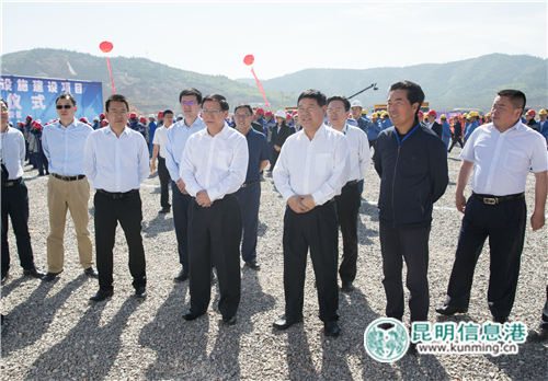 听取项目情况介绍 通讯员冯靖凯摄 听取项目情况介绍 通讯员冯靖凯摄