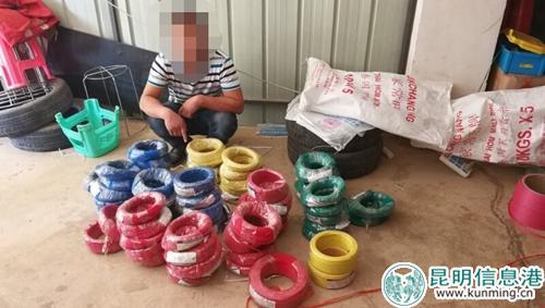 犯罪嫌疑人对查获的假电缆进行指认。供图1