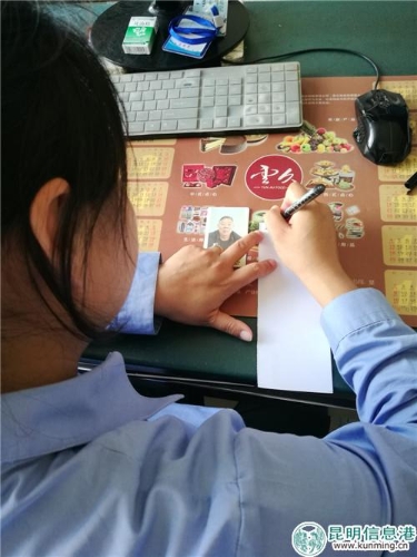 细心的工作人员制作“爱心卡” 细心的工作人员制作“爱心卡”