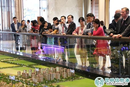 外国驻华使节团参观七彩云南古滇文化名城。记者甘凌菲摄