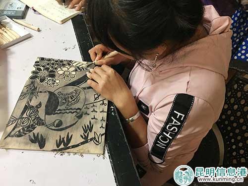 当地农民正在学习版画中1