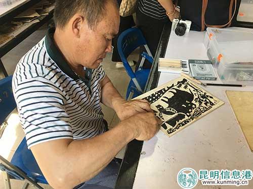 当地农民正在学习版画中