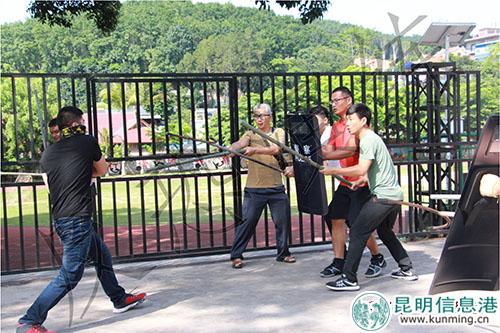 演练现场，保安、教师与“暴徒”对峙