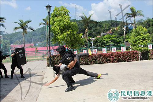 一名“暴徒”被生擒