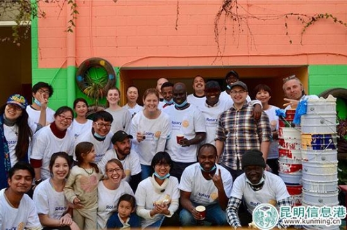 志愿者们在福利院合影留念。供图