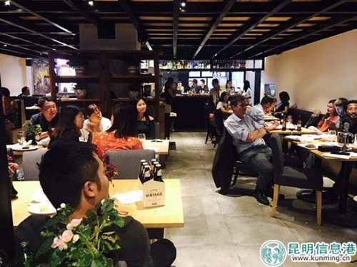 食客们在考拉西餐厅享受美食。供图