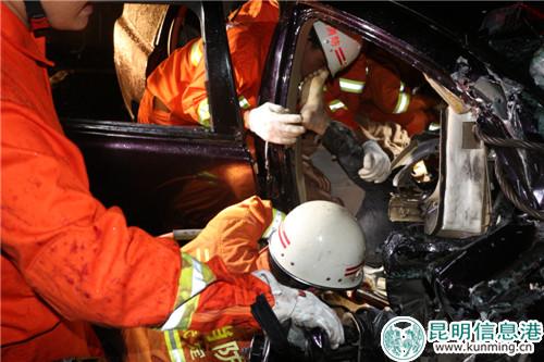 3－消防官兵对变形的车辆驾驶室进行顶撑破拆。