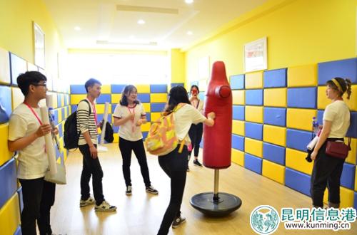 同学们体验情绪疏导区域