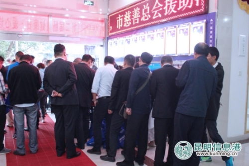 爱心送考司机排队参与体检